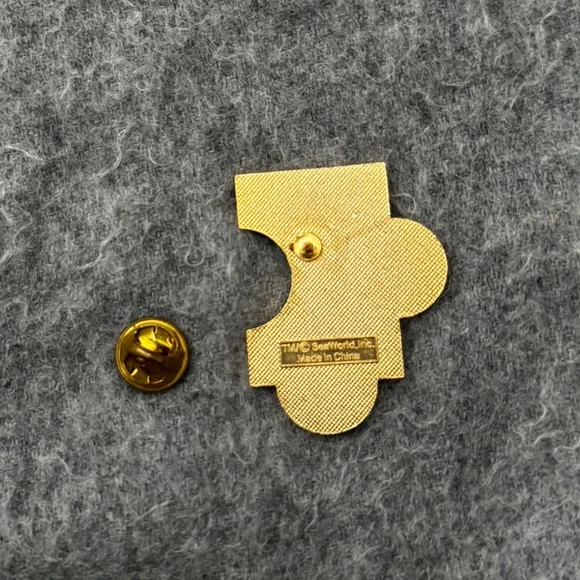 Seaworld Orca Shamu Puzzle Piece Pin